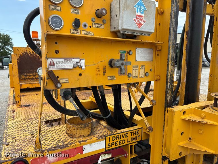image for item DZ4614 2002 Ford  F550 Super Duty XL drilling rig truck