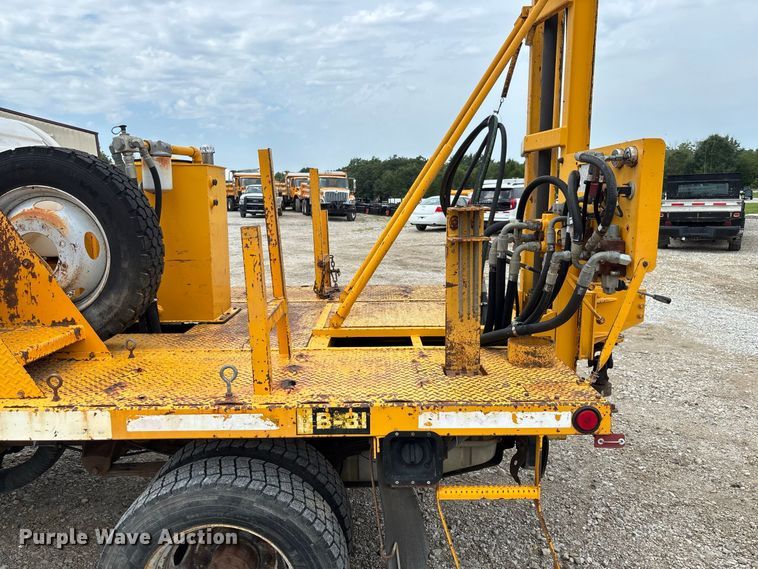 image for item DZ4614 2002 Ford  F550 Super Duty XL drilling rig truck