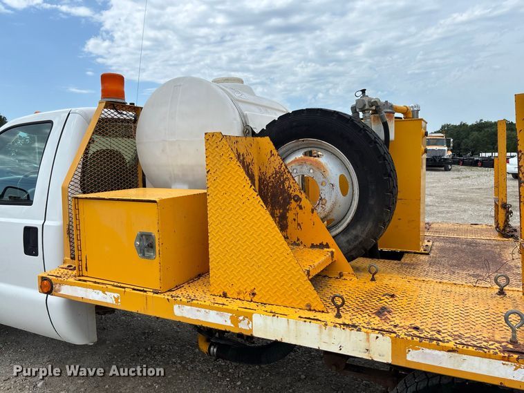 image for item DZ4614 2002 Ford  F550 Super Duty XL drilling rig truck