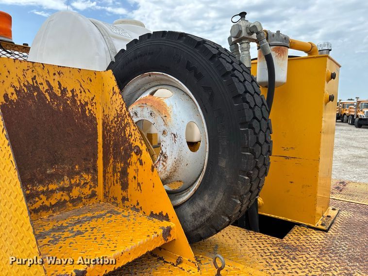 image for item DZ4614 2002 Ford  F550 Super Duty XL drilling rig truck
