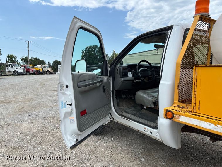 image for item DZ4614 2002 Ford  F550 Super Duty XL drilling rig truck