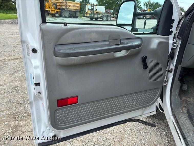image for item DZ4614 2002 Ford  F550 Super Duty XL drilling rig truck