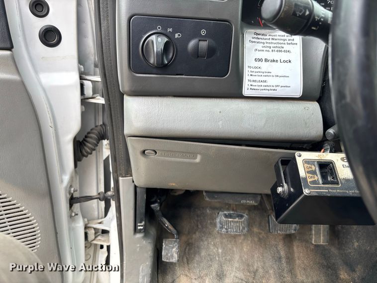 image for item DZ4614 2002 Ford  F550 Super Duty XL drilling rig truck