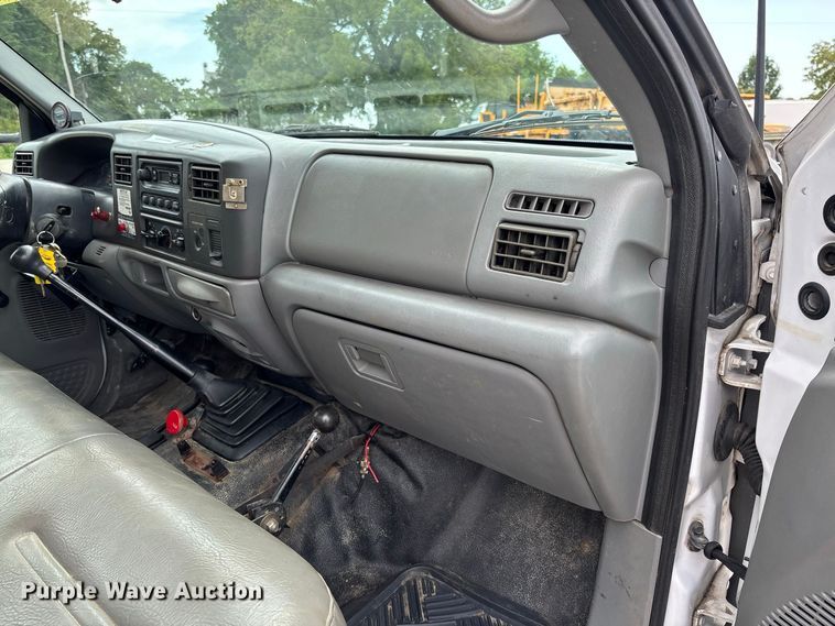 image for item DZ4614 2002 Ford  F550 Super Duty XL drilling rig truck