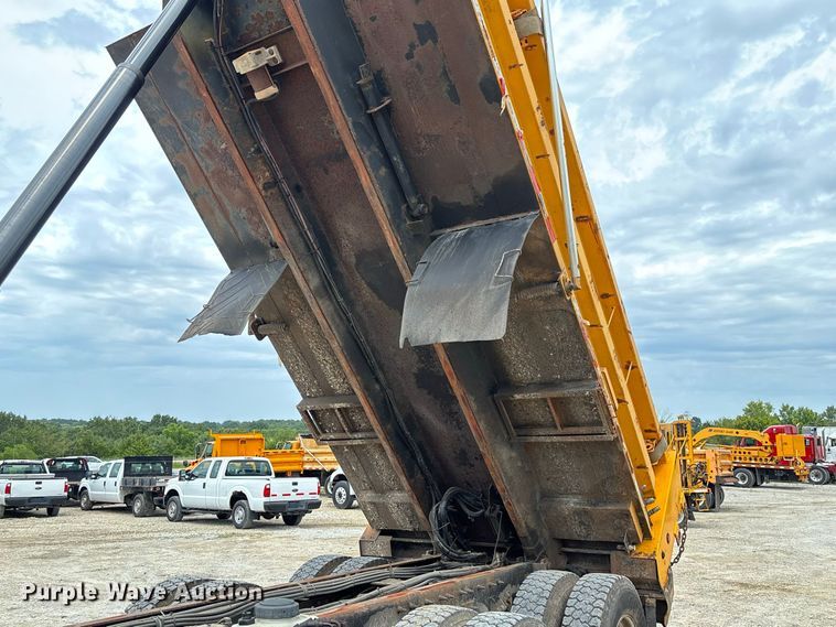image for item DZ4615 2010 International  7500 dump truck
