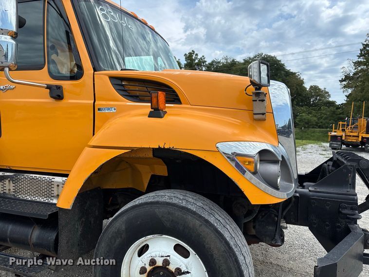 image for item DZ4617 2010 International  7400 dump truck