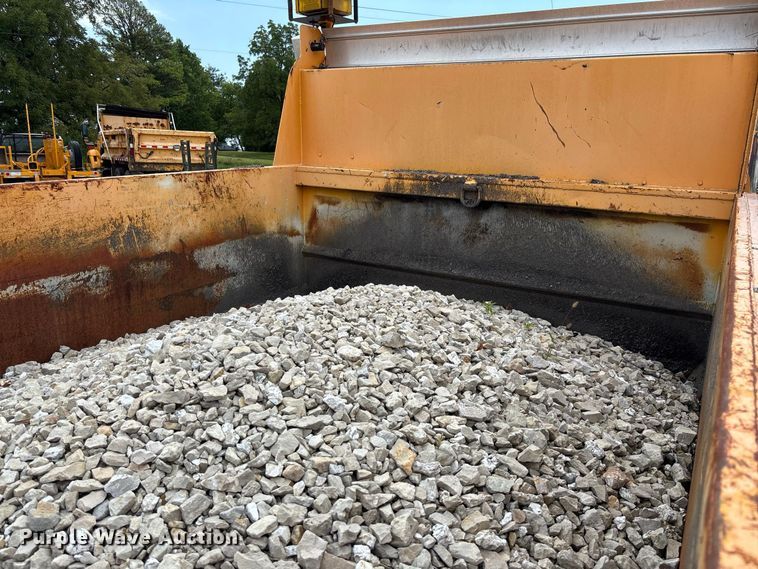 image for item DZ4617 2010 International  7400 dump truck