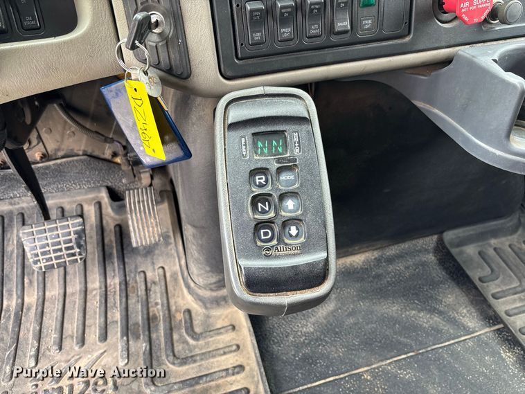 image for item DZ4617 2010 International  7400 dump truck