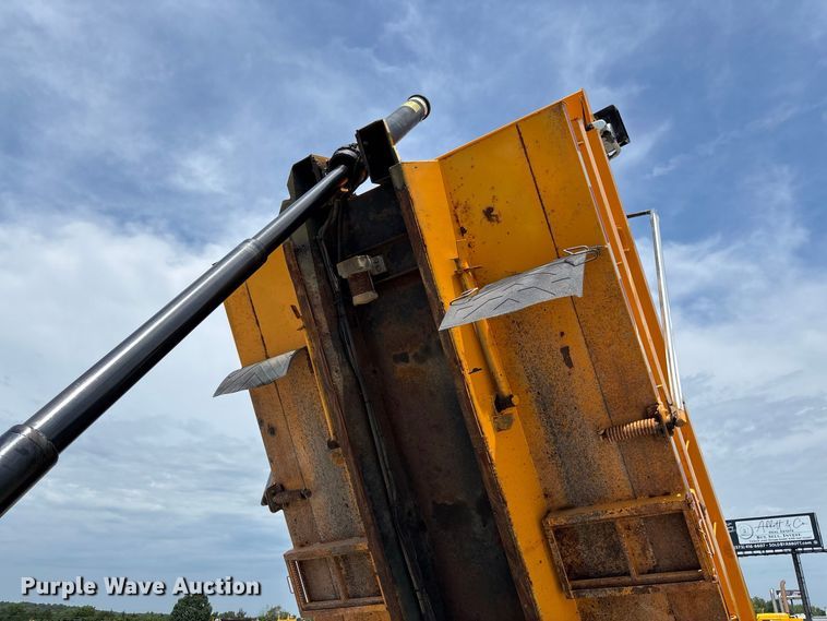 image for item DZ4618 2010 International  7400 dump truck