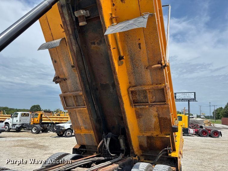image for item DZ4618 2010 International  7400 dump truck