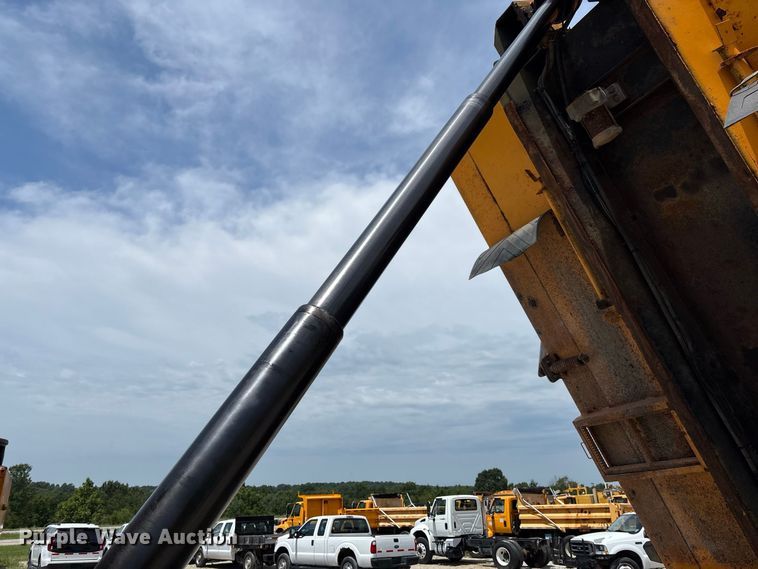image for item DZ4618 2010 International  7400 dump truck