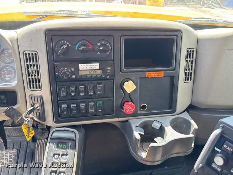 image for item DZ4618 2010 International  7400 dump truck