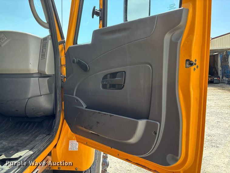 image for item DZ4618 2010 International  7400 dump truck