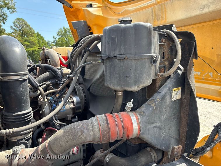 image for item DZ4618 2010 International  7400 dump truck