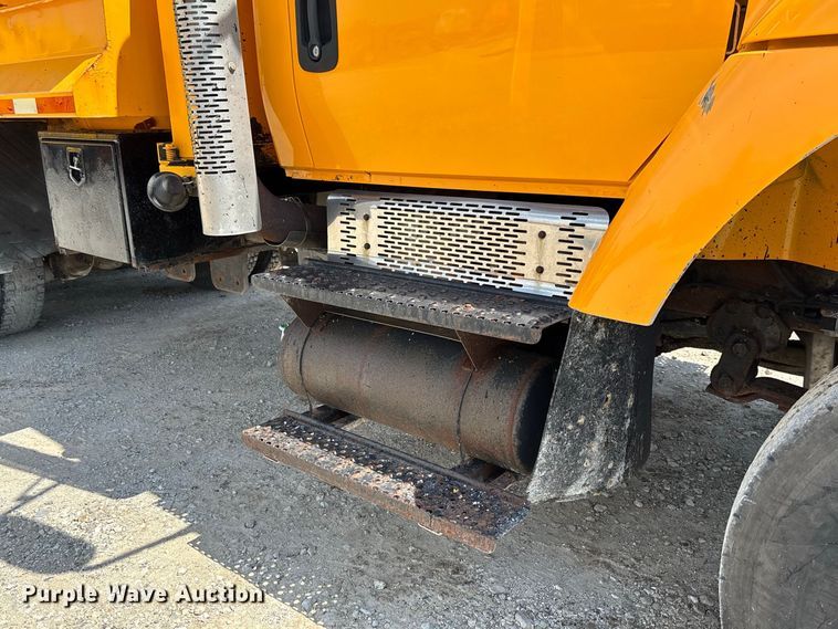 image for item DZ4619 2011 International  7400 dump truck