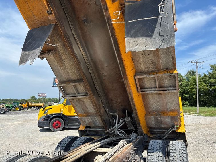 image for item DZ4619 2011 International  7400 dump truck