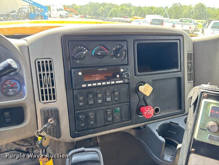 image for item DZ4619 2011 International  7400 dump truck