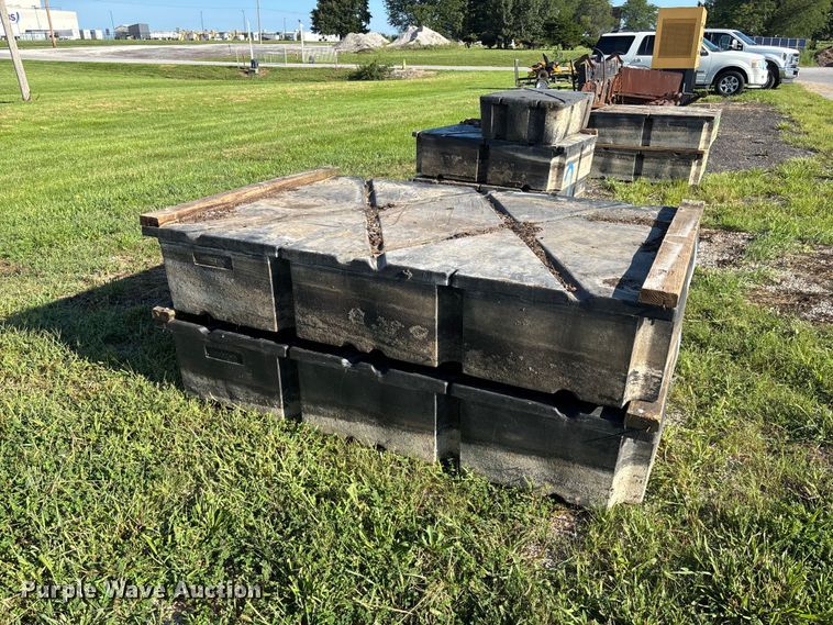 image for item DZ4628 (2) boat dock floats