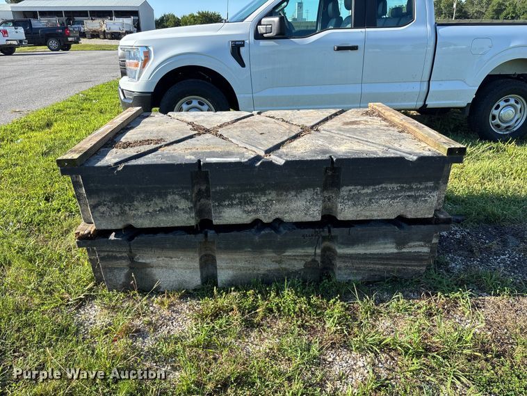 image for item DZ4628 (2) boat dock floats