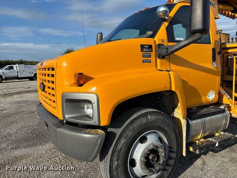 image for item DZ4640 2006 Chevrolet C8500 digger derrick truck