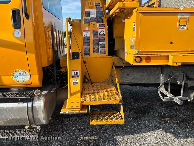 image for item DZ4640 2006 Chevrolet C8500 digger derrick truck