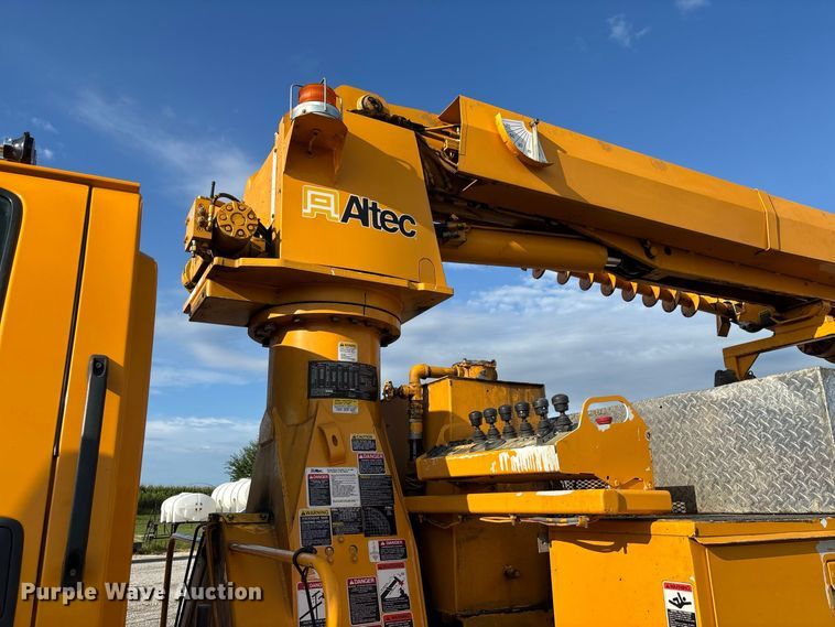 image for item DZ4640 2006 Chevrolet C8500 digger derrick truck