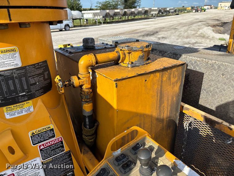 image for item DZ4640 2006 Chevrolet C8500 digger derrick truck