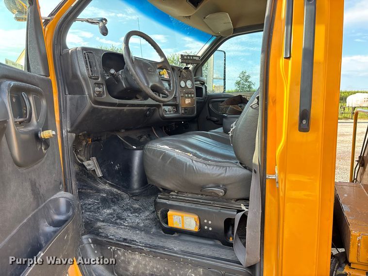 image for item DZ4640 2006 Chevrolet C8500 digger derrick truck