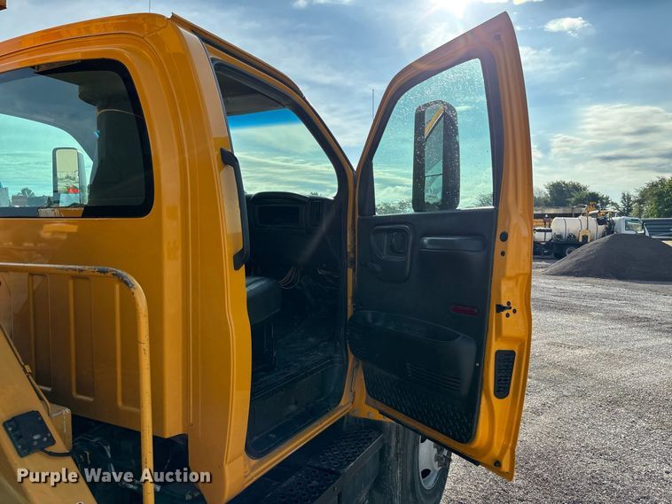 image for item DZ4640 2006 Chevrolet C8500 digger derrick truck