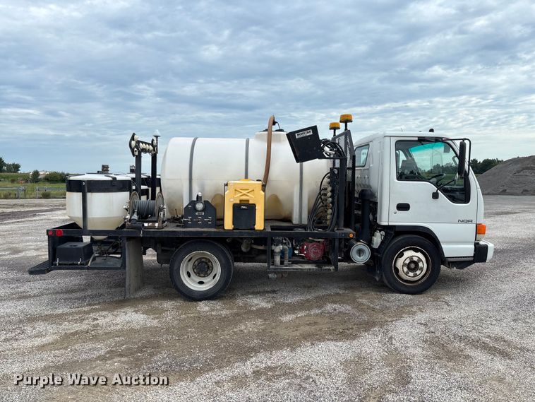 image for item DZ4641 2001 Isuzu NQR flatbed truck