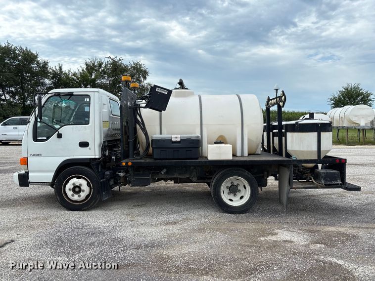 image for item DZ4641 2001 Isuzu NQR flatbed truck