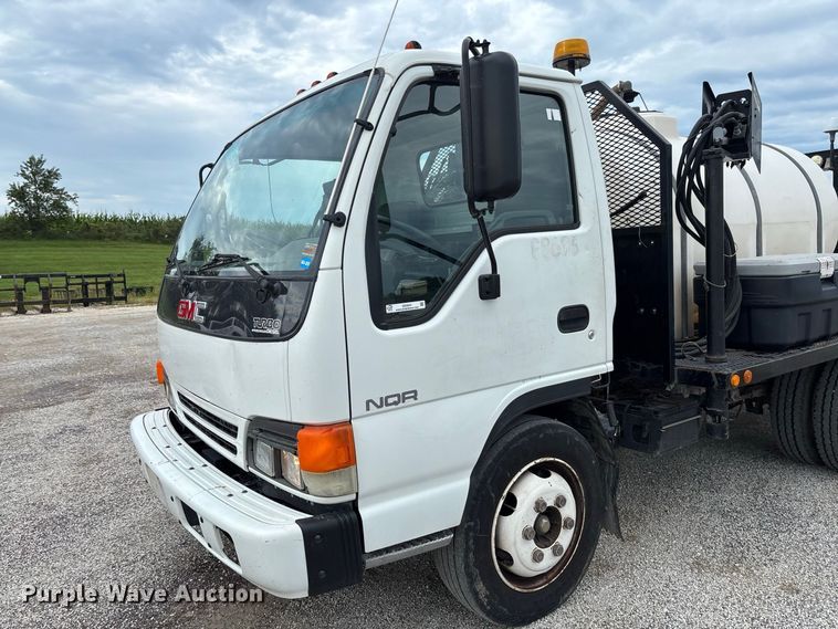 image for item DZ4641 2001 Isuzu NQR flatbed truck
