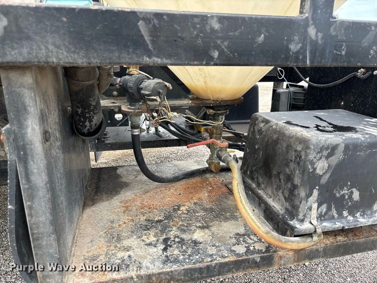 image for item DZ4641 2001 Isuzu NQR flatbed truck