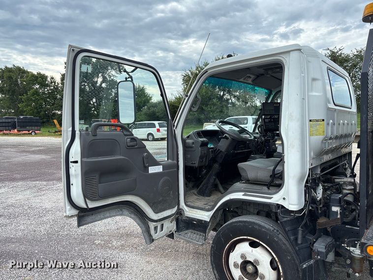 image for item DZ4641 2001 Isuzu NQR flatbed truck