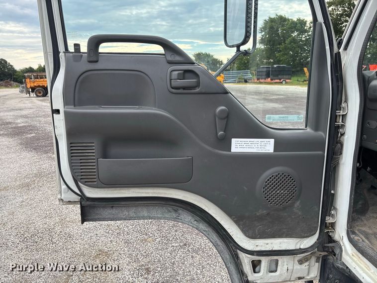 image for item DZ4641 2001 Isuzu NQR flatbed truck