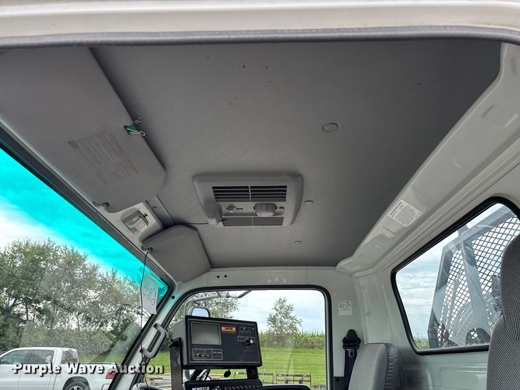 image for item DZ4641 2001 Isuzu NQR flatbed truck
