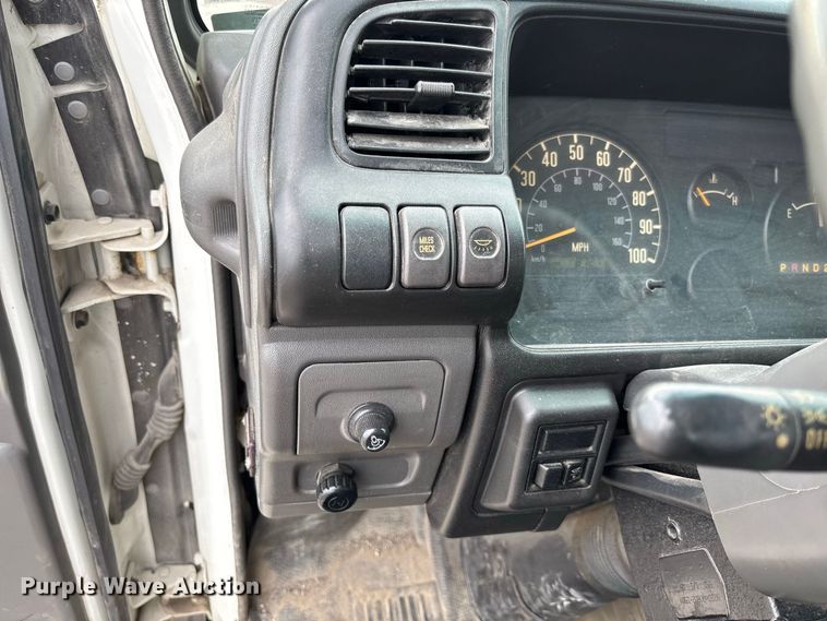 image for item DZ4641 2001 Isuzu NQR flatbed truck