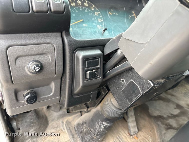 image for item DZ4641 2001 Isuzu NQR flatbed truck