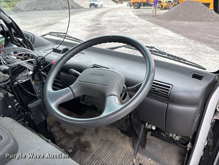 image for item DZ4641 2001 Isuzu NQR flatbed truck