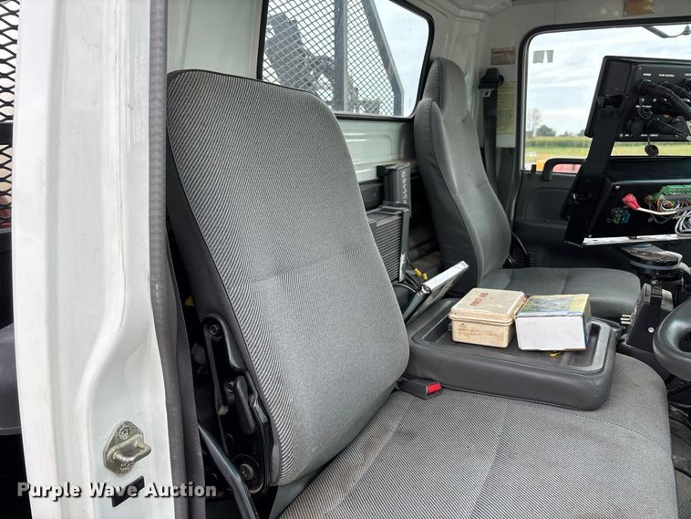 image for item DZ4641 2001 Isuzu NQR flatbed truck