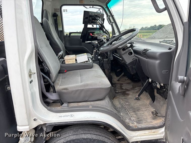 image for item DZ4641 2001 Isuzu NQR flatbed truck
