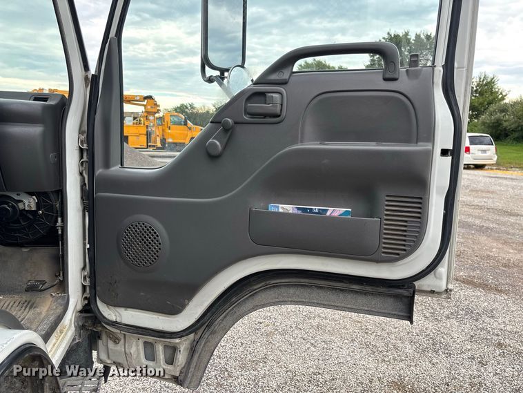 image for item DZ4641 2001 Isuzu NQR flatbed truck