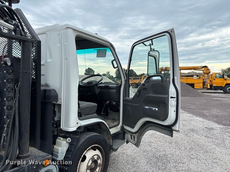 image for item DZ4641 2001 Isuzu NQR flatbed truck