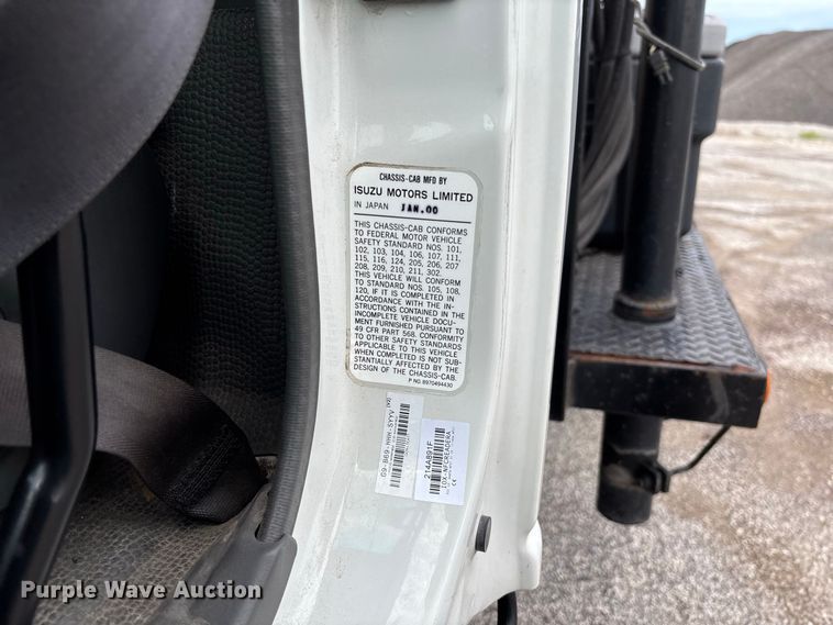 image for item DZ4641 2001 Isuzu NQR flatbed truck