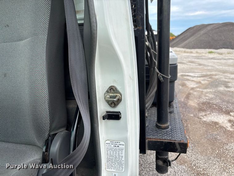 image for item DZ4641 2001 Isuzu NQR flatbed truck