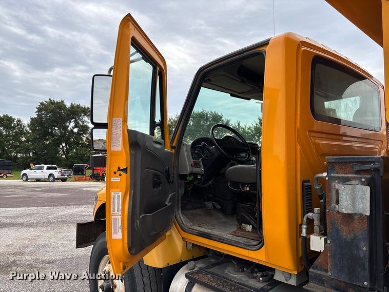 image for item DZ4642 2011 International WorkStar 7500 dump truck
