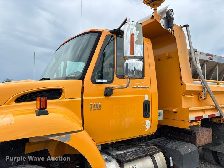 image for item DZ4646 2006 International 7400 dump truck