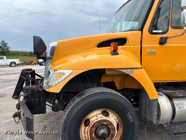 image for item DZ4646 2006 International 7400 dump truck