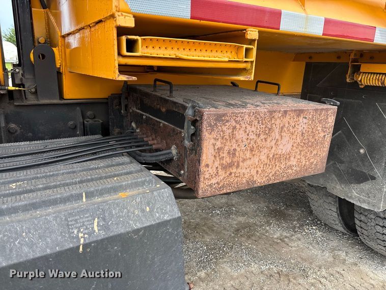 image for item DZ4646 2006 International 7400 dump truck