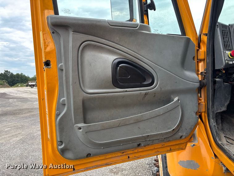 image for item DZ4646 2006 International 7400 dump truck